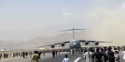 The people
are just all around it, - Escape from Kabul