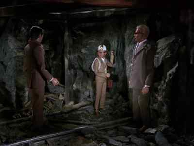 - The pilot, he's unconscious. - Joe 90