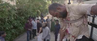 The police are coming!
–Go inside. - Chekka Chivantha Vaanam