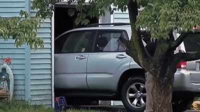 The police are seen
loading up a silver SUV - Killer Inside: The Mind of Aaron Hernandez