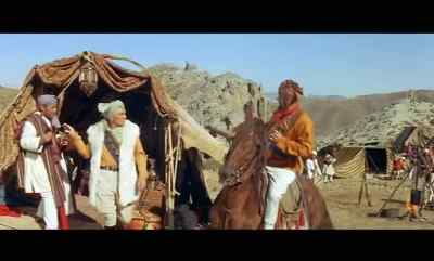 The police, Sirdar.
They're coming! - The Long Duel