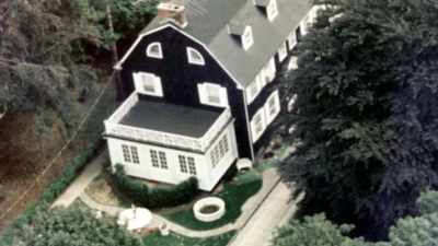 - The policeman was coming out the front door. - Famously Haunted: Amityville