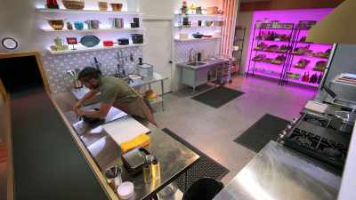 The pros of this sandwich maker are - Secret Chef