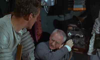 - The radio is dead.
- What does that mean? - The Mouse on the Moon
