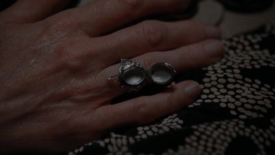 THE RING
ON HER RIGHT HAND. - Castle