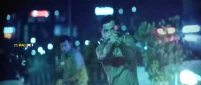 The same public that pelted
rotten eggs and tomatoes, - Valimai