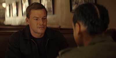 The senator has a proposition
for you. Get in. - Reacher