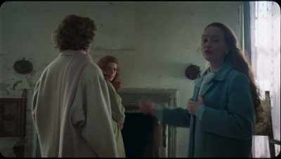 - The shearling jacket!
- Yes, perfect, it's nice and warm. - La Chimera