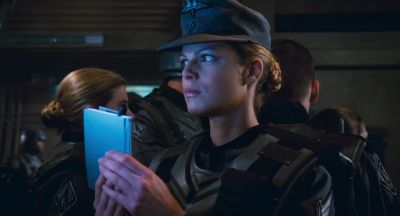 The sky marshal's coming here - Starship Troopers 3: Marauder
