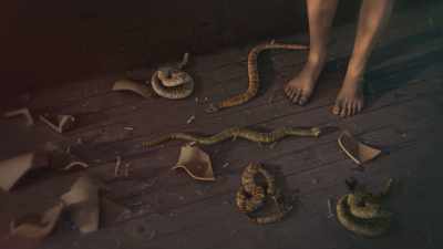 The snakes come exploding
out of these clay pots - The UnBelievable with Dan Aykroyd