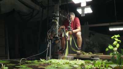 The special camera
weighs over 40 kilos. - The Green Planet