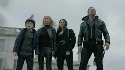 The storm is approaching. From here to fix the bone. - Sharknado 5: Global Swarming