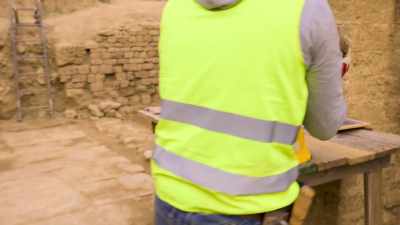 The team has found a vase,
deep in the ground. - Lost Treasures of Rome