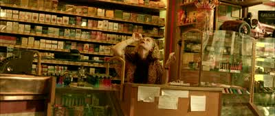 The things she doesto catch your eye! - Amélie