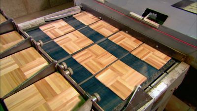The tiles are now ready
for varnishing. - How It's Made