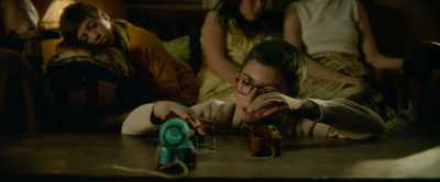 The train is fitted with sash windows - The Movie Teller