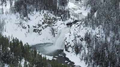 The upper falls
of the yellowstone river - Epic Yellowstone