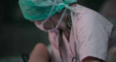 The uterus is soft.
               Hand me a valve. - Sage homme