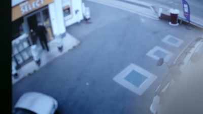The van is just going on
to this petrol station. - The Detectives: Fighting Organised Crime