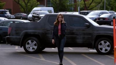 The vehicle's empty. - Chicago P.D.
