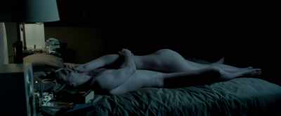 The victims were on the bed. - The Postcard Killings