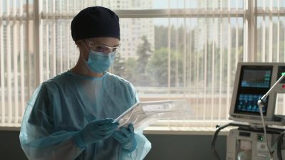 The virus has
damaged your mother's lungs. - The Good Doctor