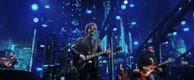 ♪ The visions
dancing in my mind ♪ - Jeff Lynne's ELO: Wembley or Bust