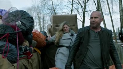 The Waverider better be here! - DC's Legends of Tomorrow
