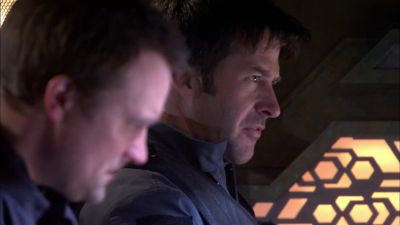 The weapon's locking onto us. - Stargate Atlantis