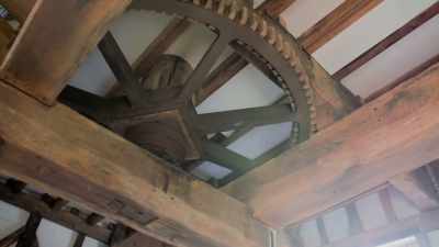 -- The what? Sorry, sorry. -- Spur wheel.
--Spur? -- Yeah. -- Sorry. - Extraordinary Escapes with Sandi Toksvig