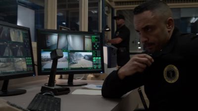 The whole prison's locked down.
All personnel. - The Blacklist