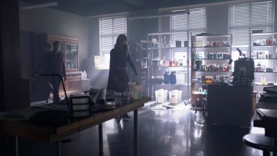 The whole room's lined with lead. - Supergirl