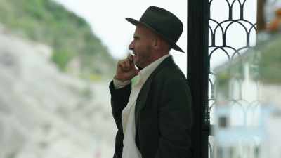 The word is "senile."
Did they even talk money? - Cassino in Ischia