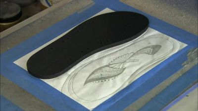 THE WORKER
TRANSFERS THE FOOTBEDS - How It's Made