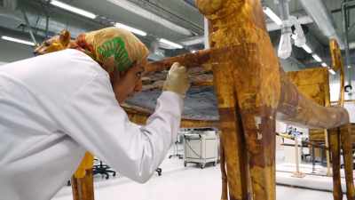Their investigations focus
on a precious substance - Tutankhamun: Secrets of the Tomb