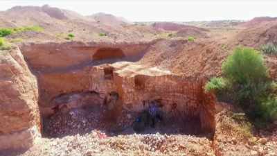 Their open-cut mine at Shell Patch
has failed to deliver. - Outback Opal Hunters