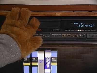          [theme music] - ALF