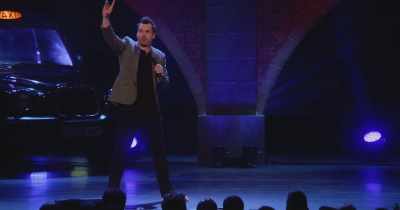 Then you get your hand like that,
so devil horns open up, flip around. - Jim Jefferies: This Is Me Now
