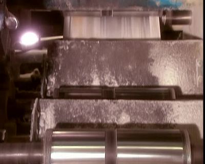 THEN IT CUTS
THE CONTINUOUS LENGTHS WIDTHWISE - How It's Made