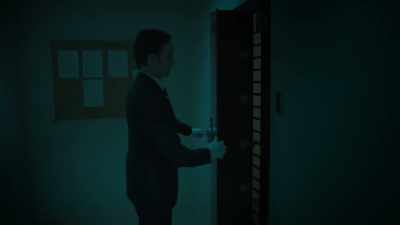 Then they need to get
into the safety deposit boxes, - Inside the Heist