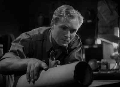 Then he pans down to Norton's hands. - The Mummy