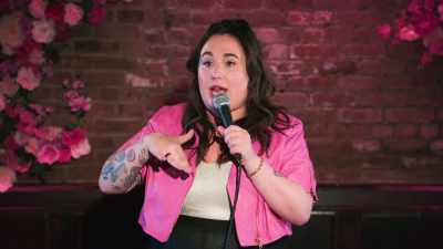 Then the hostess
Postmates herself crab cakes - Liza Treyger: Night Owl