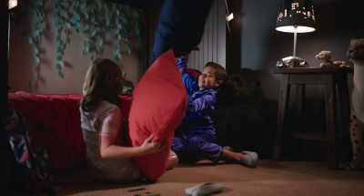 [Theo and Meara laughing]
[pillows thudding] - Daddy Daughter Trip