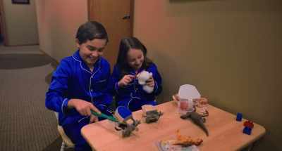 [Theo and Meara laughing]
[upbeat music] - Daddy Daughter Trip