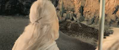Théoden King stands alone. - The Lord of the Rings: The Two Towers