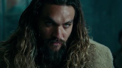 There are enemies coming from far away - Justice League