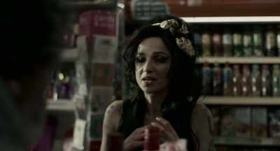 - There you are.
- Give me two twenty packs, please, Jimmy. - Back to Black