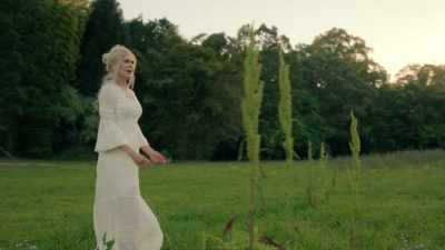 There you are. Hey, honey,
can you come with me? - Nine Perfect Strangers