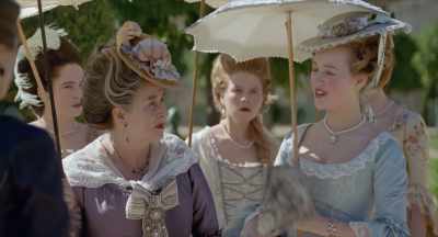 There are many people in the palace today. - Jeanne du Barry