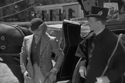 There we are, miss. - Top Hat